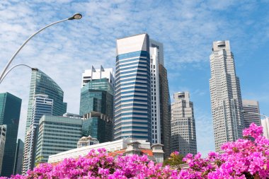 Öğleden sonra görünümü manzarası ya da şehir merkezinden Marina Bay Anderson Köprüsü'nde sokak yürüyüş güzel bir dönüm noktası Singapur ateş.