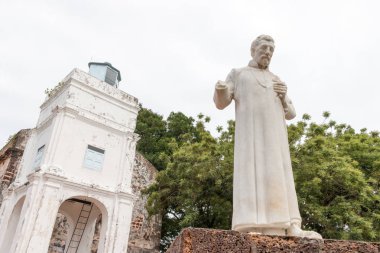 Saint Francis Xavier heykeli Malacca, Malaysia malay kenti önünde Saint Paul Kilisesi kilise dışında.