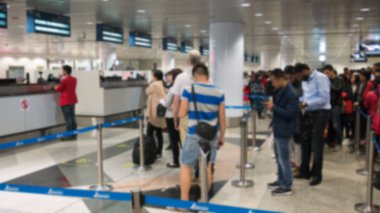 Arka plan için havaalanındaki göçmen kontrolünde grup gezginlerinin bulanık odaklı görüntüsü.