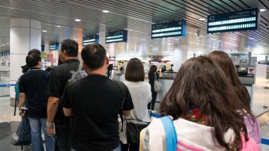 Malezya - 21 Mar 2017: Grup yolcuları Malezya Göçmenlik kontrolü Kuala Lumpur Uluslararası Havaalanı (KLIA) girin.