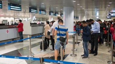 Malezya - 21 Mar 2017: Grup yolcuları Malezya Göçmenlik kontrolü Kuala Lumpur Uluslararası Havaalanı (KLIA) girin.