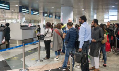 Malezya - 21 Mar 2017: Grup yolcuları Malezya Göçmenlik kontrolü Kuala Lumpur Uluslararası Havaalanı (KLIA) girin.