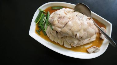 Hainanese tavuk pirzola Singapur en sevdiği yemek kopya alanı ile siyah arka plan üzerinde beyaz çanak ile. Asya en sevdiği yemeği kavramı. Sadece pirinç tavuk.