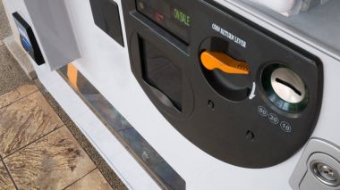 Denetim ön panel İçecek Otomatı kör için braille alfabesi ile. Street yürüyüş üzerinde beyaz otomatik satış makinesi.