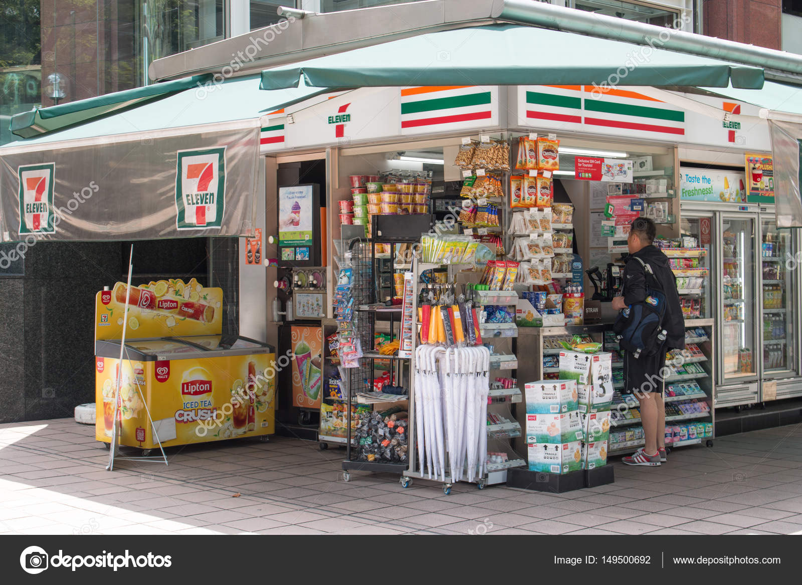 SINGAPORE MAR 21, 2017 Tourist buy food and drink in