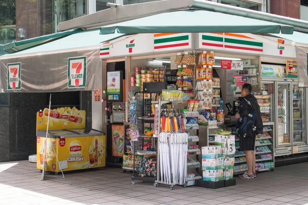 Singapore - 21. März 2017: Touristen kaufen Essen und Trinken im Convenience-Geschäft 7-11 vor der Straße an der Obstgartenstraße, singapore. — Stockfoto