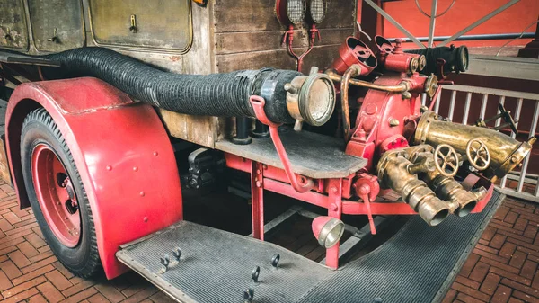 Vieux camion de pompiers rouge garé vieux garage en Malaisie. Vieux concept de camion de pompiers vintage . — Photo