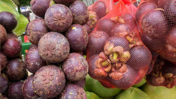 Frutas frescas de mangostão penduradas na loja do mercado. Conceito de fruta fresca da Ásia . — Fotografia de Stock