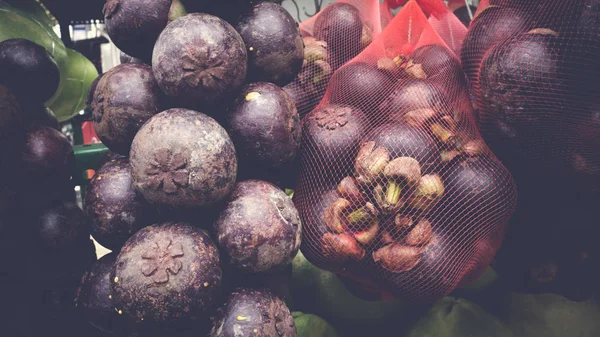 Frutas frescas de mangostão penduradas na loja do mercado. Ásia fruta fresca — Fotografia de Stock