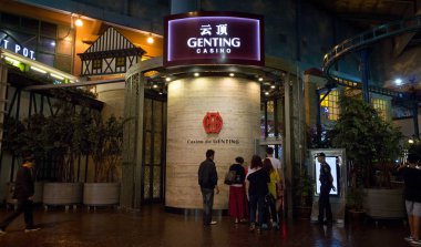 Genting Highlands, Malezya - Mar 22: Genting Casino giriş ve güvenlik üzerinde 22 Şubat 2017 Resort dünya Genting Genting Highlands, Pahang, Malezya, erkek.