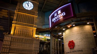 Genting Highlands, Malezya - Mar 22: Genting Casino giriş ve güvenlik üzerinde 22 Şubat 2017 Resort dünya Genting Genting Highlands, Pahang, Malezya, erkek.