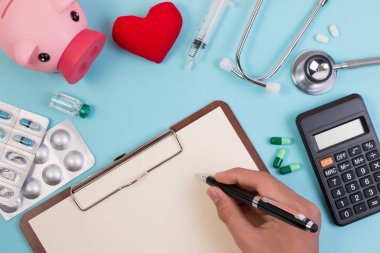 Siyah başvuru formu evrak, anket, kalem, tablet, hesap makinesi, yönetim kurulu ve pastel renkli stetoskop ile Üstten Görünüm