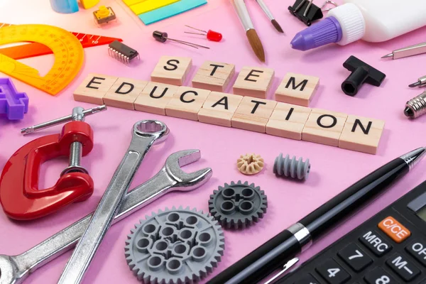 Iskolai Berendezések Szó Stem Education Felett Rózsaszín Háttér Oktatás Stem — Stock Fotó