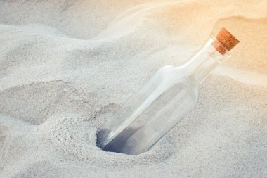 Eski vintage boş cam şişe kum plaj yakın çekim üzerinde doğal konik cork kapaklı.