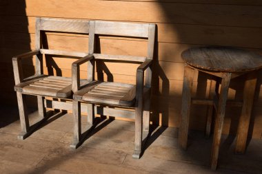 Klasik Çin tarzı ahşap masa, sandalye ve Thai house tabloda çay.