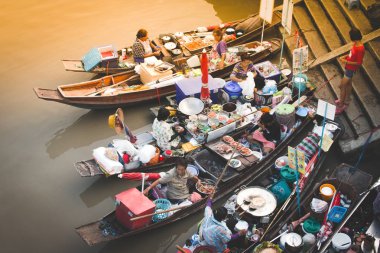 Samut Songkhram, Tayland - 2 Mayıs 2017: Amphawa yüzen pazarı ile ahşap tekneler tekne gıda satan insanlar kavuşturan meşgul. Alış ve satış, geleneksel bir popüler yöntem hala kanallar, Tayland uygulanan.