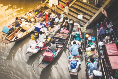 Samut Songkhram, Tayland - 2 Mayıs 2017: Amphawa yüzen pazarı ile ahşap tekneler tekne gıda satan insanlar kavuşturan meşgul. Alış ve satış, geleneksel bir popüler yöntem hala kanallar, Tayland uygulanan.