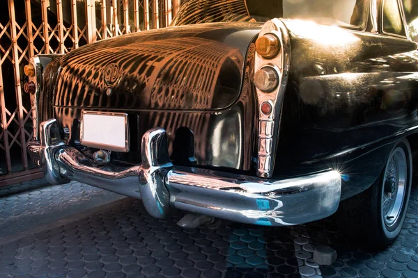 Vue arrière rapprochée de la vieille voiture vintage noire ou de l'arrière de l'automobile avec rétroéclairage. Face arrière du concept de voiture vintage . — Photo