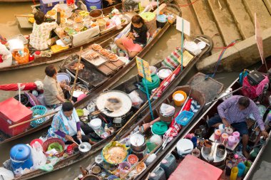 Samut Songkhram, Tayland - 2 Mayıs 2017: Amphawa yüzen pazarı ile ahşap tekneler tekne gıda satan insanlar kavuşturan meşgul. Alış ve satış, geleneksel bir popüler yöntem hala kanallar, Tayland uygulanan.