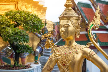 Güzel kı-Nara melek bir turizm Bangkok pagoda Tapınak Önü hazır. Tay melek tarzı.