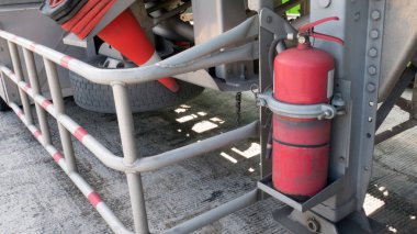 Yangın söndürücüler veya acil ekipman petrol tankeri kamyon veya acil durum için gaz kamyonun altında bir kırmızı tank. Yangın söndürücüler kamyon için.