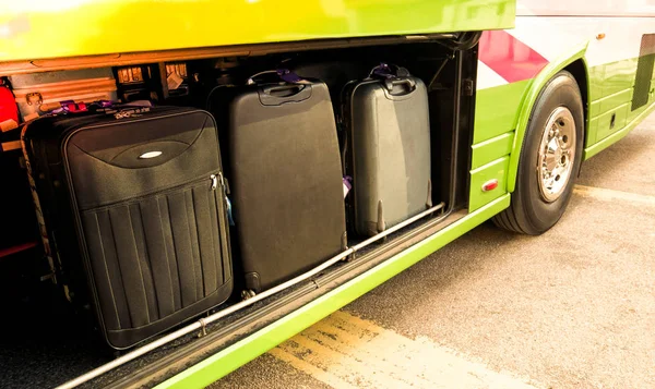 Comprobación de equipaje o maleta en el autobús. Muchos carga de equipaje pesado en un casillero de autobús . — Foto de Stock
