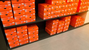 Sepang, Malezya - 23 Mar 2017: Yığılmış Nike ayakkabı kutularının Mitsui Outlet Park KLIA Sepang alışveriş merkezi Kuala Lumpur City Turizm düşük fiyat ile alışveriş arka plan.