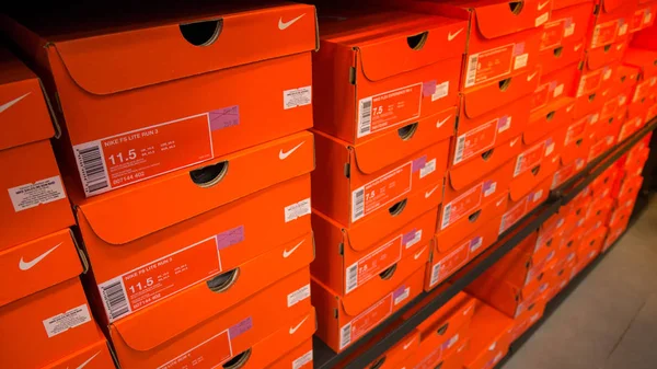 Sepang, Malezya - 23 Mar 2017: Yığılmış Nike ayakkabı kutularının Mitsui Outlet Park KLIA Sepang alışveriş merkezi Kuala Lumpur City Turizm düşük fiyat ile alışveriş arka plan. — Stok fotoğraf