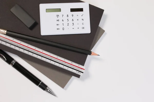 Mesa de escritorio moderna de oficina de negocios con libro de suministros de negocios modernos, regla de la pluma y calculadora . — Foto de Stock