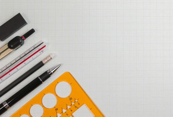 Matematik-klass med kompass, penna, plast mall linjalen på grönboken graf i ovanifrån. Arbetsplatsen i matematik arkitekt, konstruktör eller designer. — Stockfoto