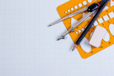 Pusula, kalem, üstten görünüm grafiğinde yeşil kağıt cetvelde plastik şablonu ile matematik sınıfı. İşyeri matematik mimar, Oluşturucu veya Tasarımcısı.