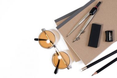 Modern beyaz matematik ofis resepsiyon masası kalem, defter, hesap makinesi ile bölücü scriber ve gözlük veya matematik metin kopyalama yeri olan Kırtasiye.