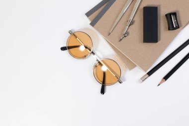 Modern beyaz matematik ofis resepsiyon masası kalem, defter, hesap makinesi ile bölücü scriber ve gözlük veya matematik metin kopyalama yeri olan Kırtasiye.