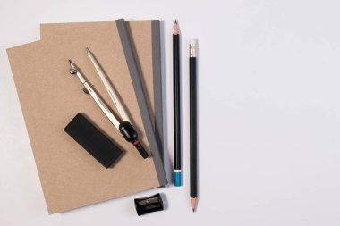 Eğitim matematik çalışma alanı kalem, not defteri, metin için beyaz arka plan ve kopya alanı ile matematik sınıfı bölücü pusula ile.