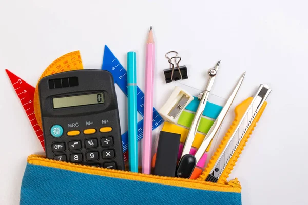 Bolso de lápiz de estudiante o estuche de lápiz con útiles escolares para estudiantes sobre fondo blanco . — Foto de Stock