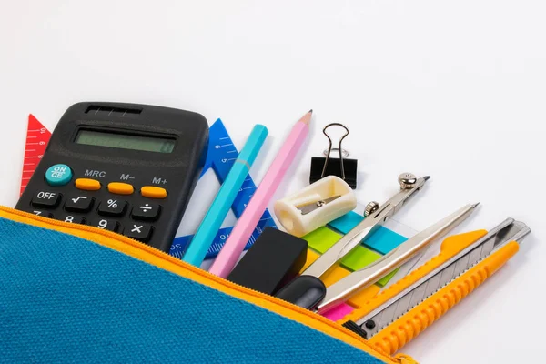 Bolso de lápiz de estudiante o estuche de lápiz con útiles escolares para estudiantes sobre fondo blanco . — Foto de Stock