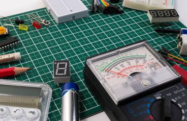 DIY elektrik maker bileşenleri yeşil hasır tahta kesme araçları. DIY elektrik maker araçları ile kopya alanı yeşil arka plan üzerinde metin için. DIY elektrikli el yapımı araçları elektronik maker bileşenleri.
