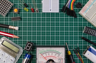 DIY elektrik maker bileşenleri yeşil hasır tahta kesme araçları. DIY elektrik maker araçları ile kopya alanı yeşil arka plan üzerinde metin için.