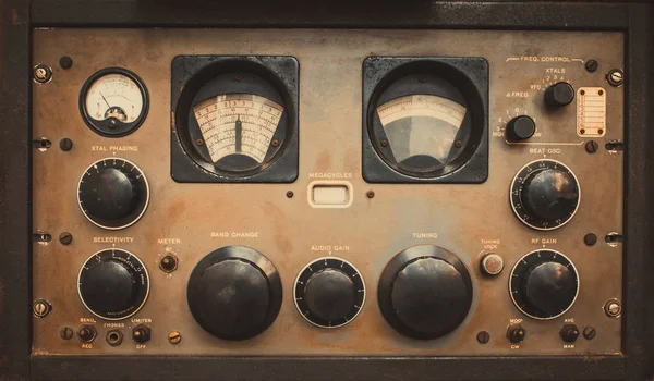 Den gamla klassiska rack boxen för militär kommunikation frontvredet radiokanal. Militär kommunikation mottagare eller radio kommunikation kontroll panel grunge stil. — Stockfoto