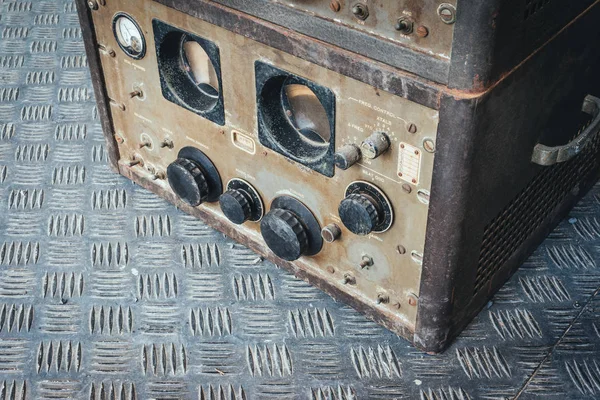 Den gamla klassiska rack boxen för militär kommunikation frontvredet radiokanal. Militär kommunikation mottagare eller radio kommunikation kontroll panel grunge stil. — Stockfoto