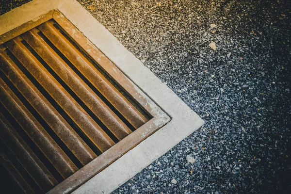 Escorra na rua. Escorra água na calçada na cidade asiática para fundo com espaço de cópia para texto. Conceito de dreno quadrado rústico . — Fotografia de Stock