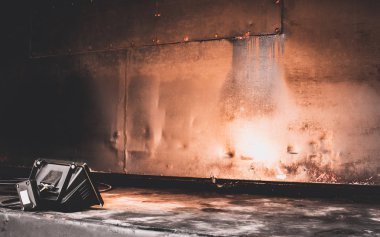 Stüdyo paslı eski boyalı metal duvar dokusu ile spot. Arka plan ve studio spot eski metal çelik demir pas doku. Spotlight ve metal yüzey doku.