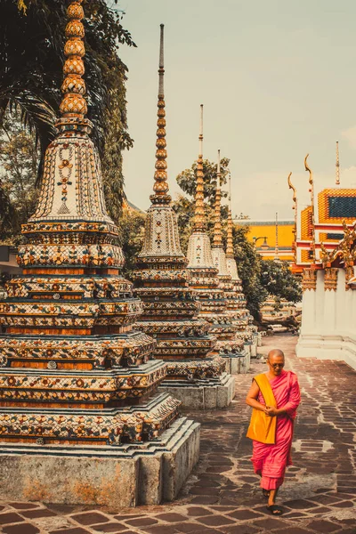Бангкок, Таиланд-май 17,2017: Тайский монах идет перед старой древней пагодой в храме Ват Пхо в Бангкоке, Таиланд . — стоковое фото