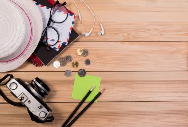 Seyahat aksesuarları seyahat tatil öğeleri, kavram arka plan seyahat için hazırlama kapatın. Yolculuk ve seyahat kavramı.