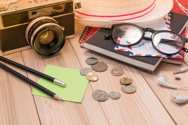 Seyahat aksesuarları seyahat tatil öğeleri, kavram arka plan seyahat için hazırlama kapatın. Yolculuk ve seyahat kavramı.