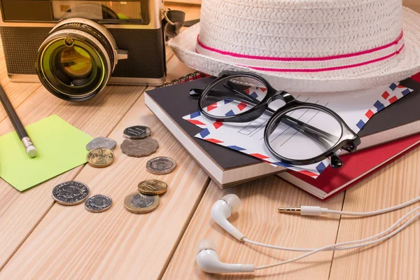 Seyahat aksesuarları seyahat tatil öğeleri, kavram arka plan seyahat için hazırlama kapatın. Yolculuk ve seyahat kavramı.