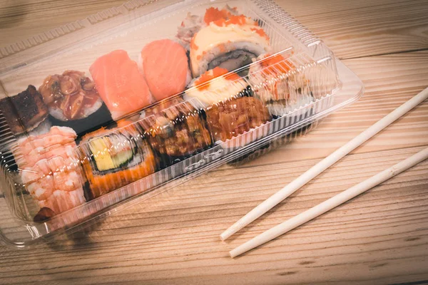 Japon yemek suşi Japon masada plastik kutu. Suşi, özgün stil Japon gıda paketi Market kümesi. Renkli suşi kopya alanı ile.