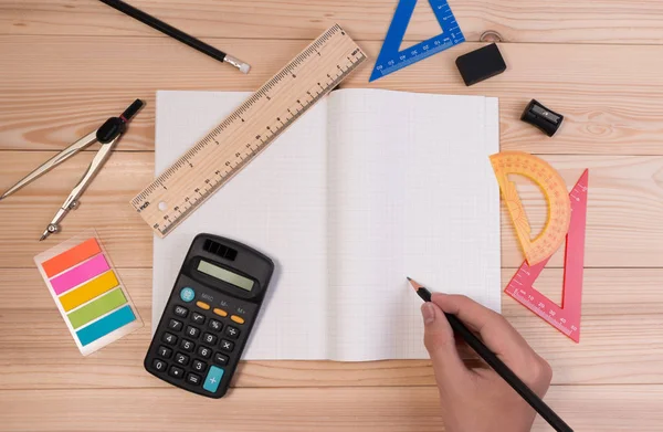 Matemáticas útiles escolares en mesa de madera en la clase de matemáticas. Anuncio de concepto escolar con objeto de equipo de matemáticas en la mesa de la escuela . — Foto de Stock