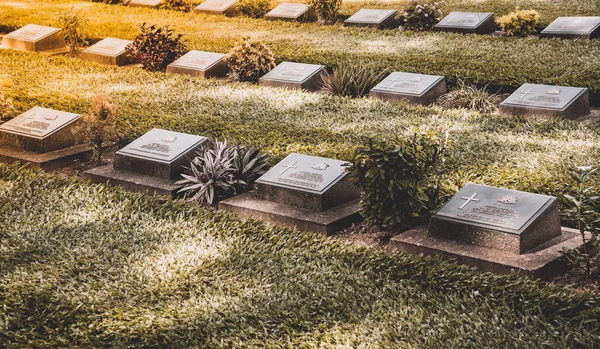 Kanchanaburi, Tayland - 13 Ağustos 2017: Kanchanaburi savaş mezarlığı Tayland. Mezarlık 6,982 Müttefik savaş esiri İkinci Dünya Savaşı kalıntıları içerir. Mezarlık için asker ve esir Kwai Nehri Köprüsü. — Stok fotoğraf