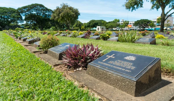 Kanchanaburi, Thaiföld - 2017. augusztus 13.: Kanchanaburi háború temető Thaiföldön. A temető 6,982 szövetséges hadifoglyokat a második világháború maradványait tartalmazza. A katonák és a foglyokat a Kwai river Bridge temető. — Stock Fotó